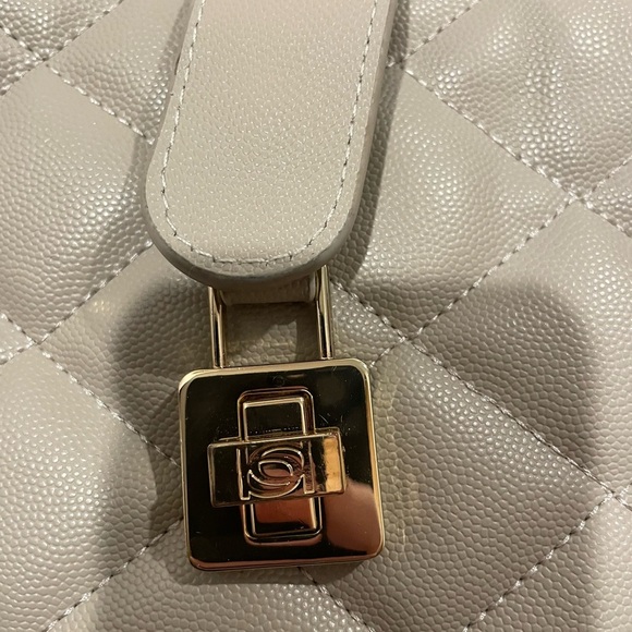 Bebe LYLA Shoulder Bag Taupe Color, Quilted Pattern Great Condition! - Picture 9 of 13